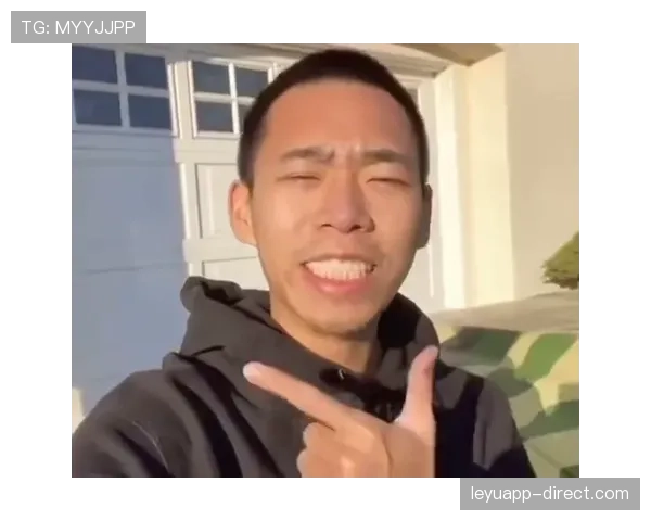 徐灿站街头像邻家小弟,手腕一露就让人想问这钱哪来的 徐灿站街头像邻家小弟,手腕一露就让人想问这钱哪来的